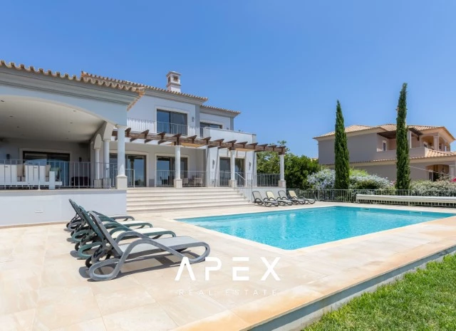 Five Bedroom Villa with Breathtaking Views and Luxurious Amenities