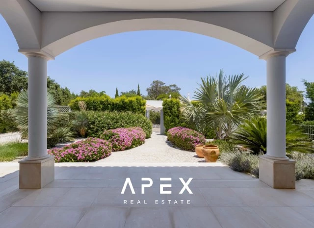 Five Bedroom Villa with Breathtaking Views and Luxurious Amenities