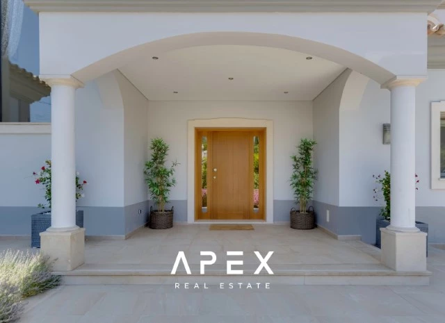 Five Bedroom Villa with Breathtaking Views and Luxurious Amenities