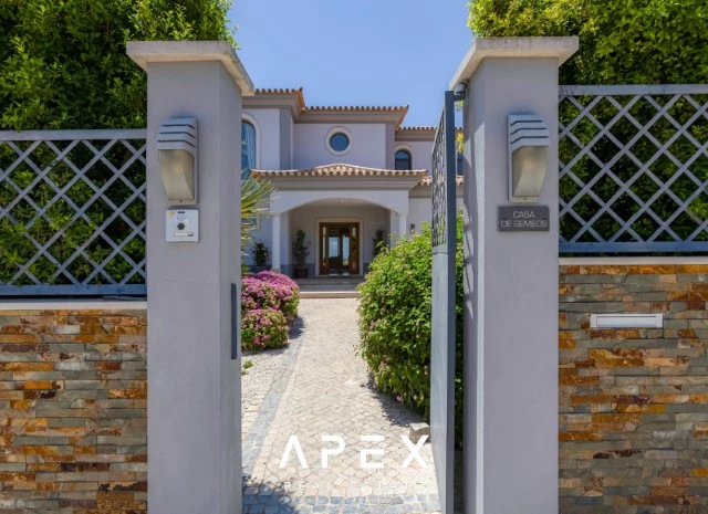 Five Bedroom Villa with Breathtaking Views and Luxurious Amenities