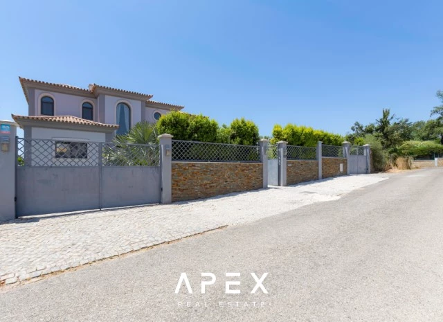 Five Bedroom Villa with Breathtaking Views and Luxurious Amenities