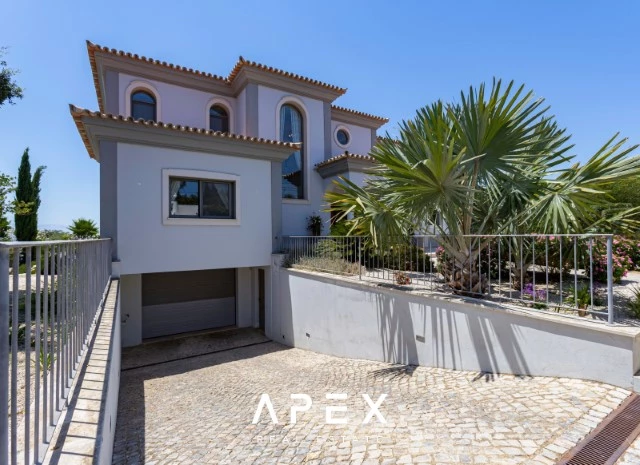 Five Bedroom Villa with Breathtaking Views and Luxurious Amenities