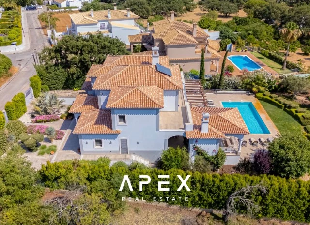 Five Bedroom Villa with Breathtaking Views and Luxurious Amenities