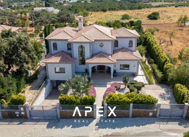 Five Bedroom Villa with Breathtaking Views and Luxurious Amenities