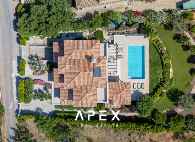 Five Bedroom Villa with Breathtaking Views and Luxurious Amenities
