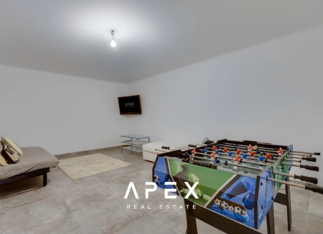 Five Bedroom Villa with Breathtaking Views and Luxurious Amenities
