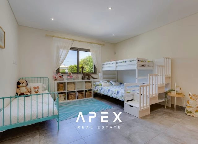 Five Bedroom Villa with Breathtaking Views and Luxurious Amenities
