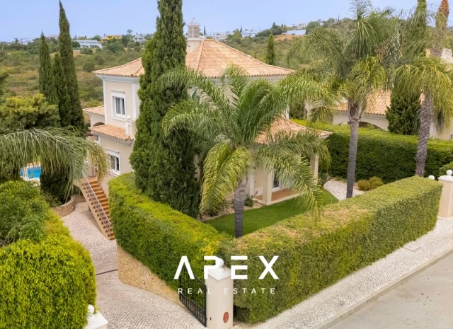 Exclusive 3 Bedroom Villa Boasting Breathtaking Ocean Views