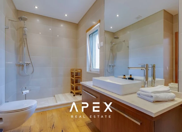 Exclusive 3 Bedroom Villa Boasting Breathtaking Ocean Views