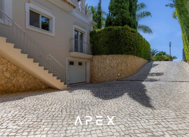 Exclusive 3 Bedroom Villa Boasting Breathtaking Ocean Views