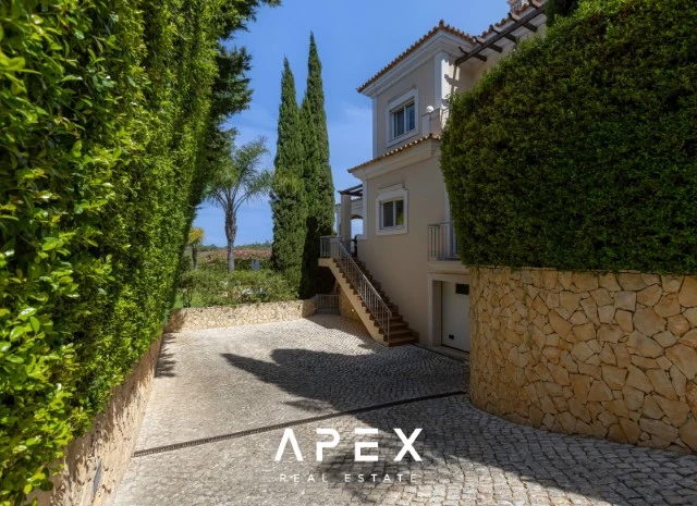 Exclusive 3 Bedroom Villa Boasting Breathtaking Ocean Views