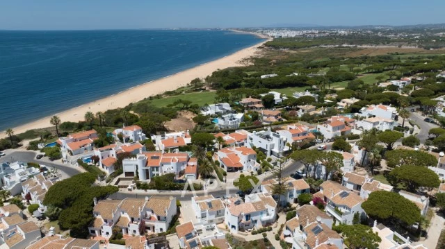 Beach 3 Bedroom Townhouse in Vale do Lobo 2 minutes to the beach