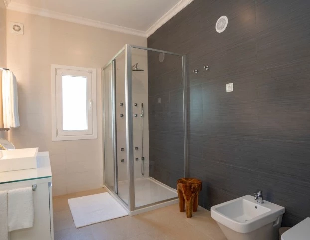 5 Bedroom Villa with a separate 2 Bedroom Staff Quarters / Quinta Encosta