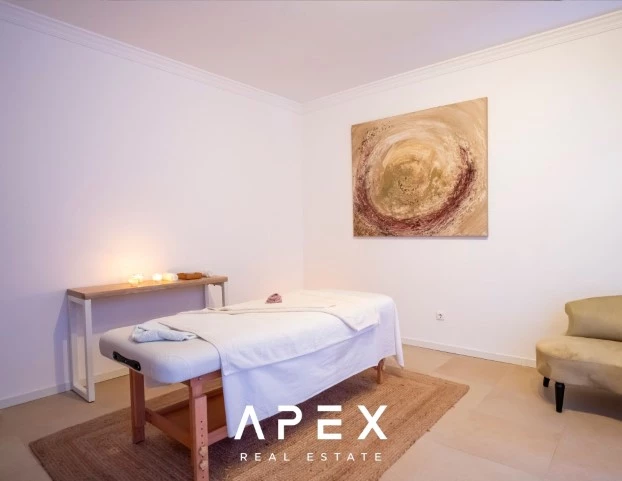 5 Bedroom Villa with a separate 2 Bedroom Staff Quarters / Quinta Encosta