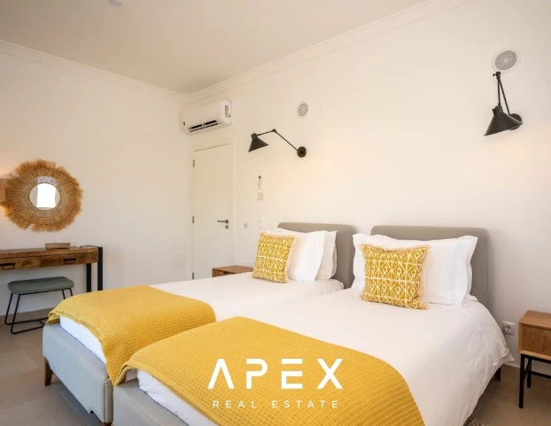 5 Bedroom Villa with a separate 2 Bedroom Staff Quarters / Quinta Encosta