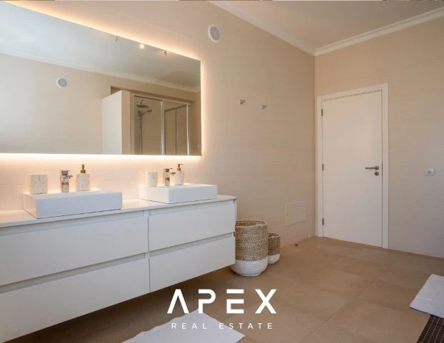 5 Bedroom Villa with a separate 2 Bedroom Staff Quarters / Quinta Encosta