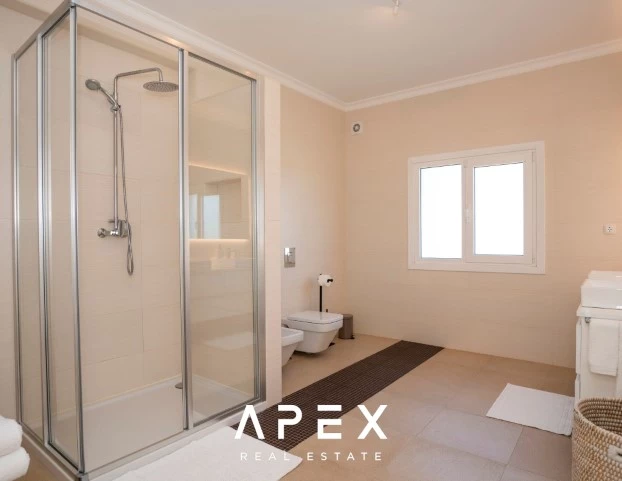 5 Bedroom Villa with a separate 2 Bedroom Staff Quarters / Quinta Encosta