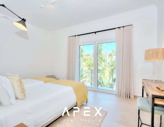 5 Bedroom Villa with a separate 2 Bedroom Staff Quarters / Quinta Encosta