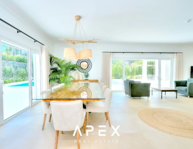 5 Bedroom Villa with a separate 2 Bedroom Staff Quarters / Quinta Encosta