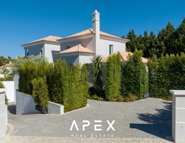 5 Bedroom Villa with a separate 2 Bedroom Staff Quarters / Quinta Encosta
