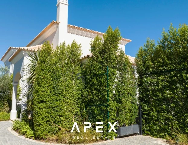 5 Bedroom Villa with a separate 2 Bedroom Staff Quarters / Quinta Encosta
