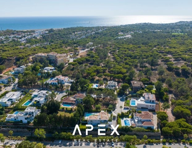 5 Bedroom Villa with a separate 2 Bedroom Staff Quarters / Quinta Encosta