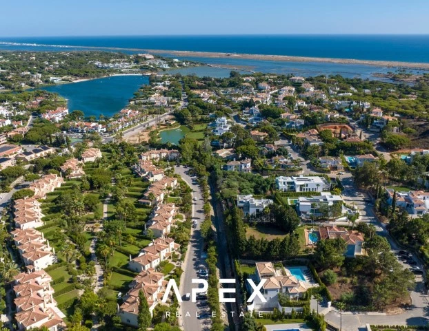 5 Bedroom Villa with a separate 2 Bedroom Staff Quarters / Quinta Encosta
