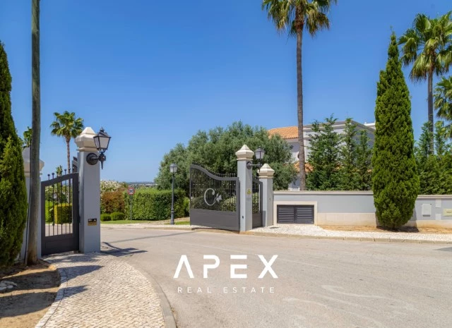 Five Bedroom Villa in The crest