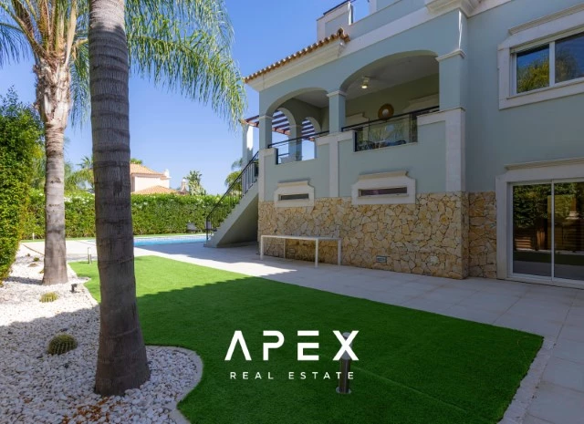 Five Bedroom Villa in The crest