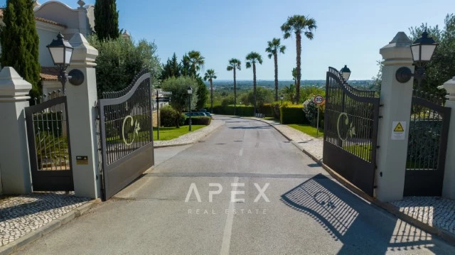 Luxurious 5-bedroom villa in The crest
