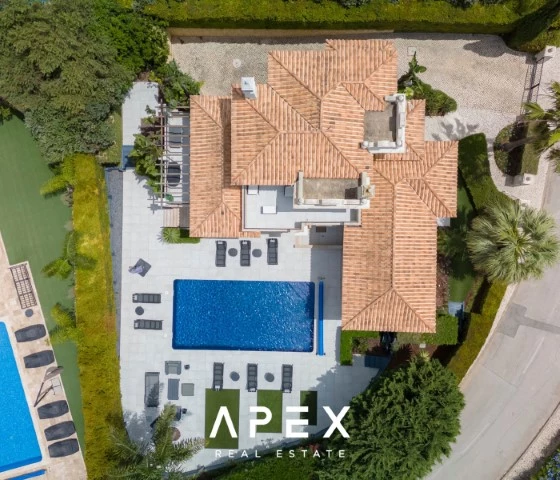 Luxurious 5-bedroom villa in The crest