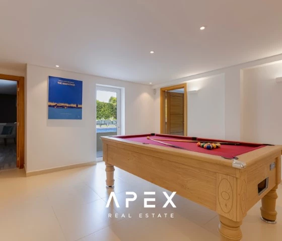 Luxurious 5-bedroom villa in The crest