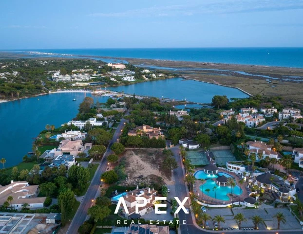 Contemporary Moorish Mediterranean Elegance: Luxurious 4 Bedroom Villa in Encosta do Lago, Quinta do Lago