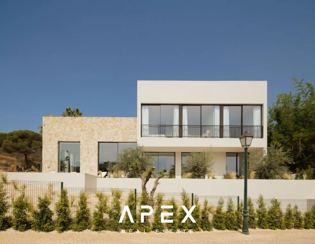 Contemporary Moorish Mediterranean Elegance: Luxurious 4 Bedroom Villa in Encosta do Lago, Quinta do Lago