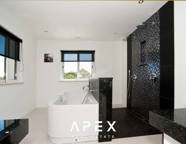Luxurious Quinta Pequena Villa 5 Bedroom with Pool