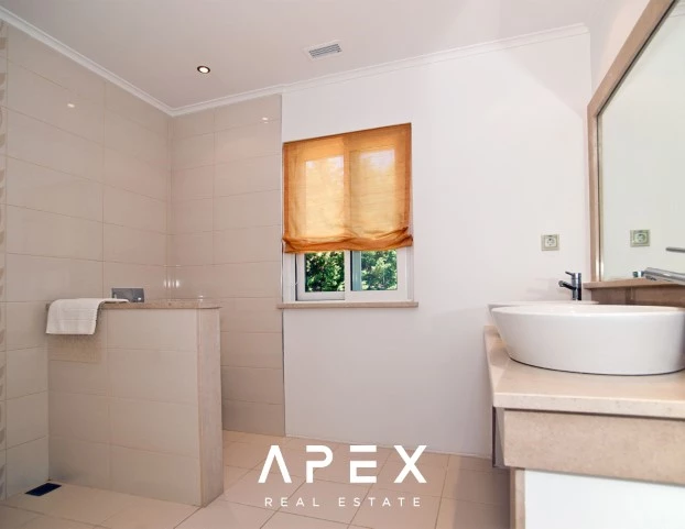 Luxurious Quinta Pequena Villa 5 Bedroom with Pool