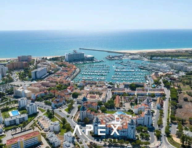 Large 3 Bedroom Apartment located 250 metres from Vilamoura Marina