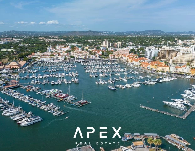 Large 3 Bedroom Apartment located 250 metres from Vilamoura Marina