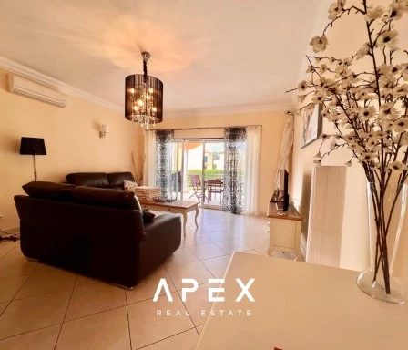 Three Bedroom apartment with swimming pool and 200m walking to the beach
