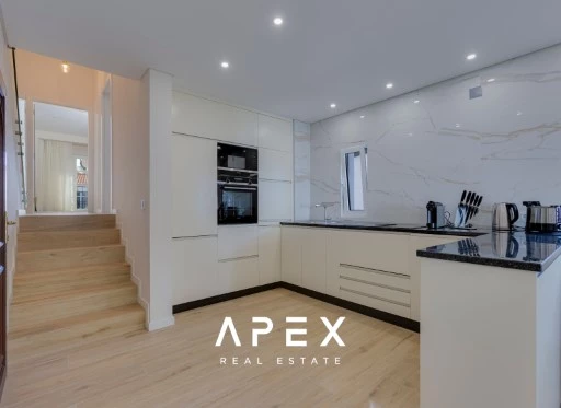 Three Bedroom apartment with swimming pool and 200m walking to the beach