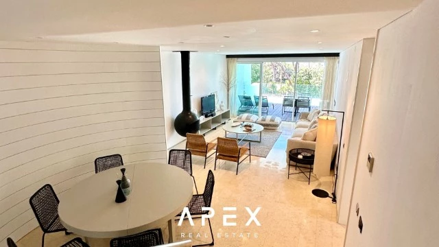Three Bedroom apartment with swimming pool and 200m walking to the beach