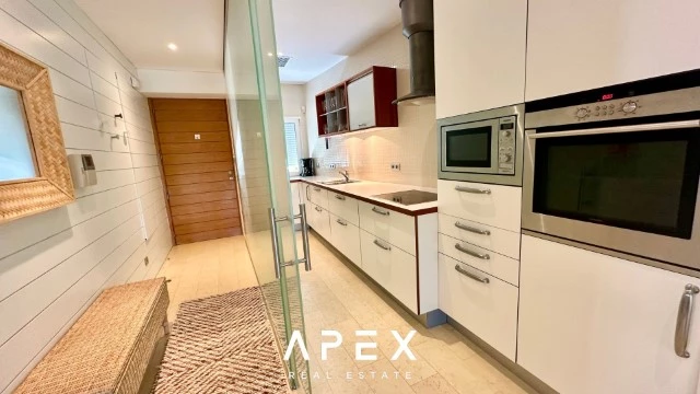 Three Bedroom apartment with swimming pool and 200m walking to the beach