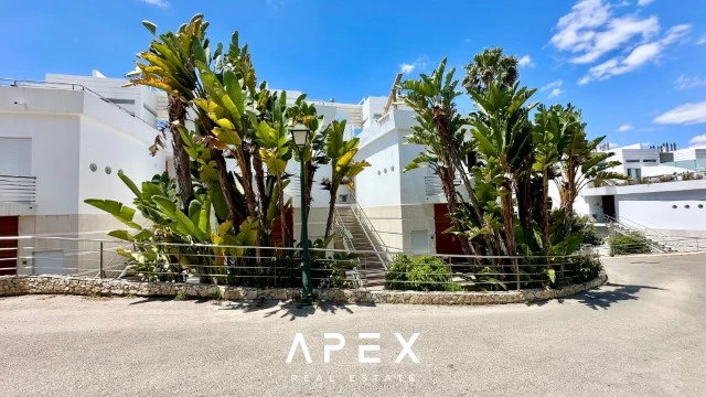 Three Bedroom apartment with swimming pool and 200m walking to the beach