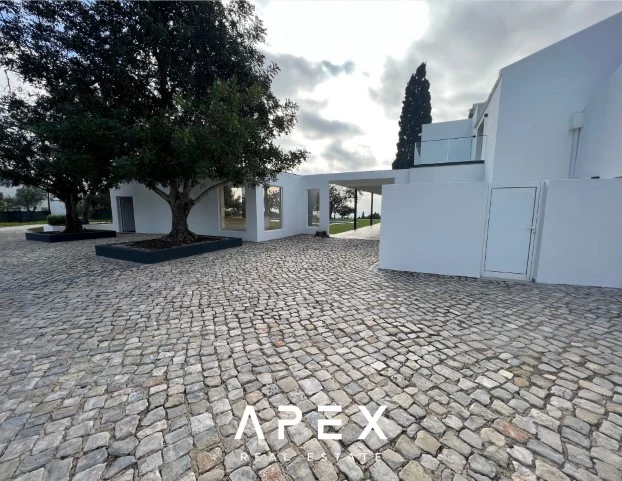 5 bedroom Private New Villa for Long Term Rental in Santa Barbara De Nexe