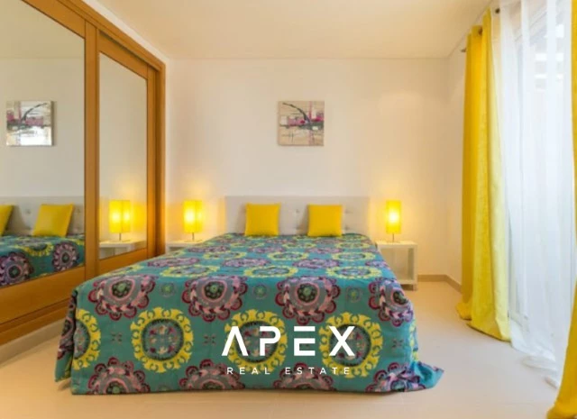 Four Bedroom Townhouse in the Crest \ Garage \ Pool
