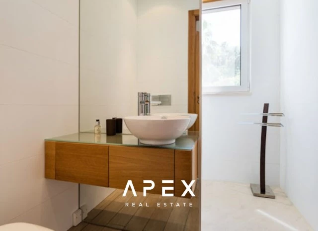 Four Bedroom Townhouse in the Crest \ Garage \ Pool