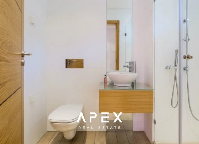 Four Bedroom Townhouse in the Crest \ Garage \ Pool