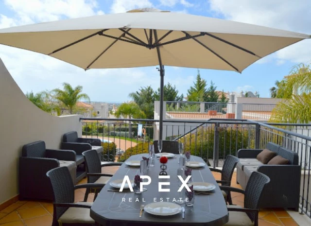 Four Bedroom Townhouse in the Crest \ Garage \ Pool