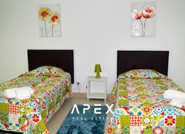 Four Bedroom Townhouse in the Crest \ Garage \ Pool