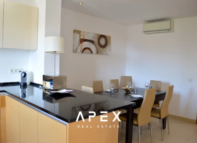 Four Bedroom Townhouse in the Crest \ Garage \ Pool